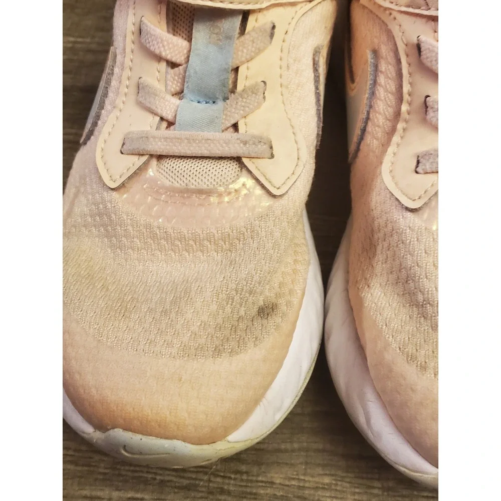 Nike Revolution‎ 5 SE Sneaker Shoes Youth Size 13 Pink
